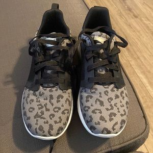 Women’s tennis shoes